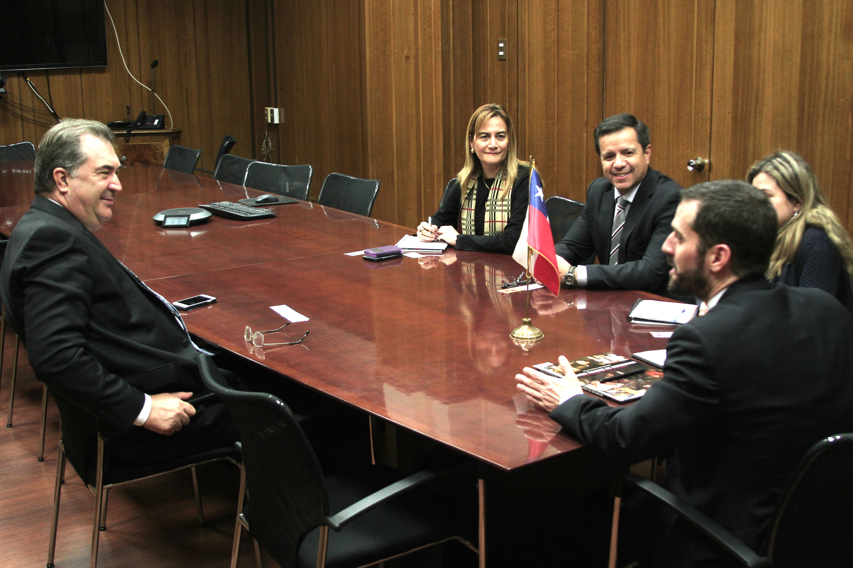 Autoridad chilena se reúne con académico pionero del perfeccionamiento en el sistema registral de España.